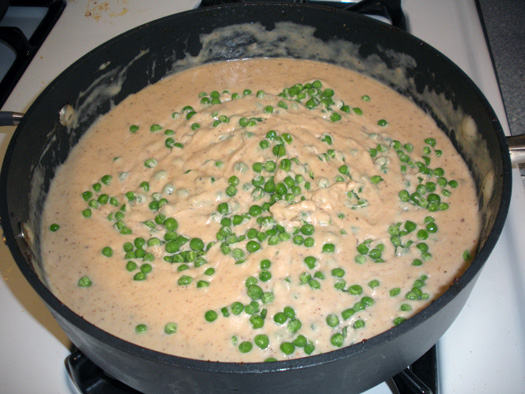 Alfredo sauce with peas