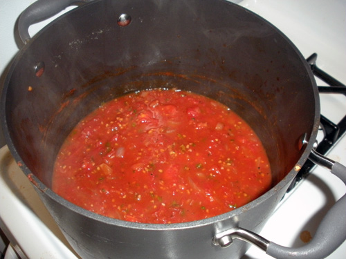 Simmering red wine tomato sauce